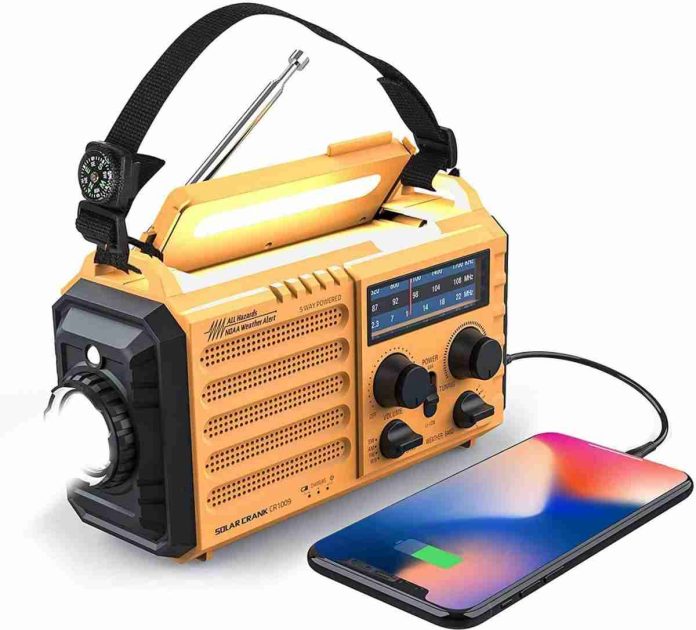 Emergency Hand Crank Radio scaled 1