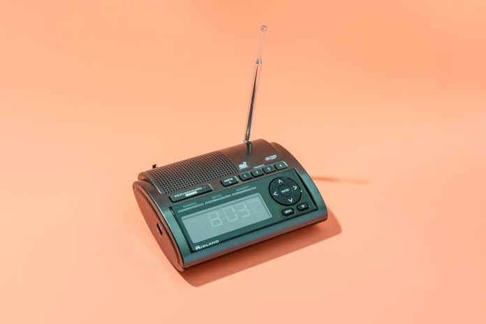 what is the difference between a weather radio and a regular radio 4