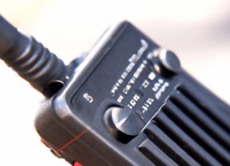 can i listen to police scanner or aircraft signals with an emergency radio
